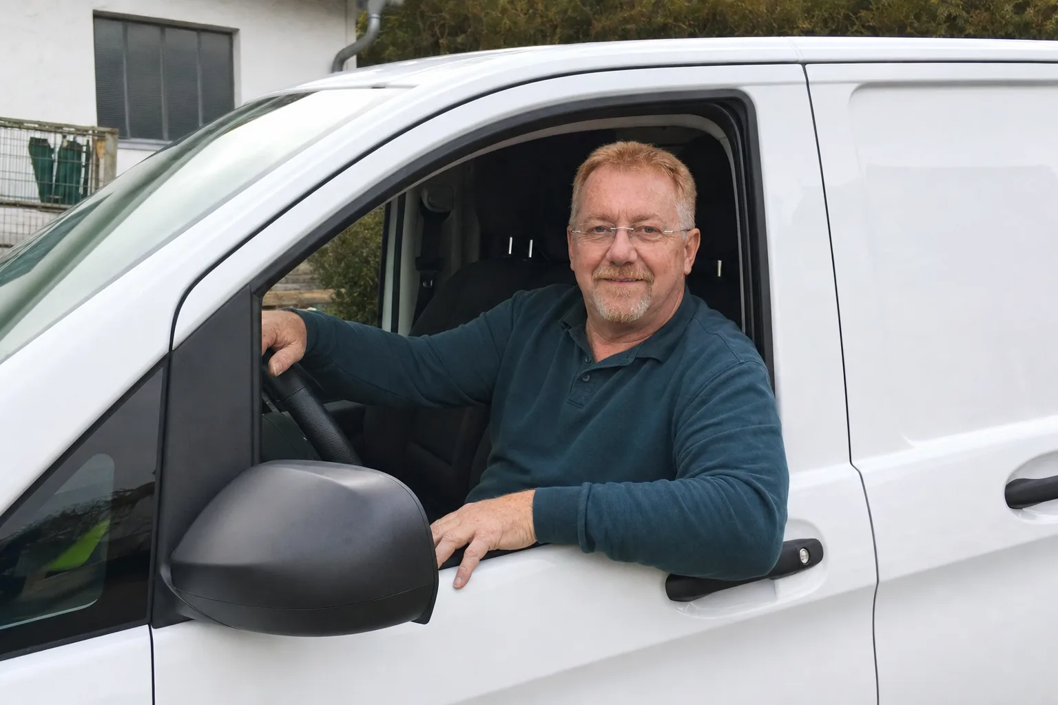 Team von Kammerjäger Lemmer vor dem Servicefahrzeug